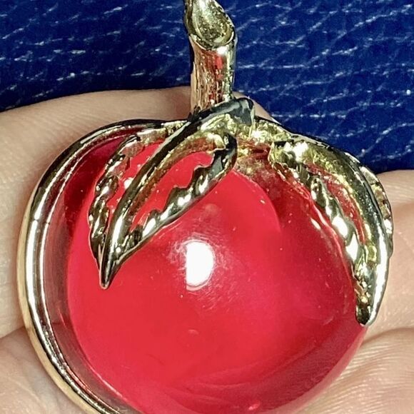 Vintage SARAH COVENTRY Designer Signed Red Jelly Belly Cherry Apple Brooch Pin - Picture 7 of 7